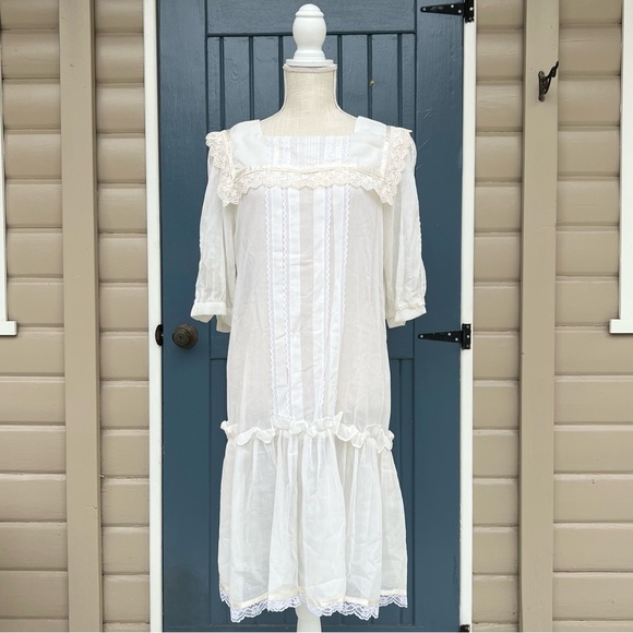 N/A Dresses & Skirts - Vintage Off White/Cream Dress Lace trim and ruffle details Women Size Medium